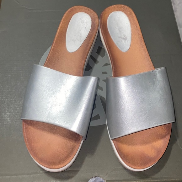 Seven7 Shoes - Silver Slides - EUC